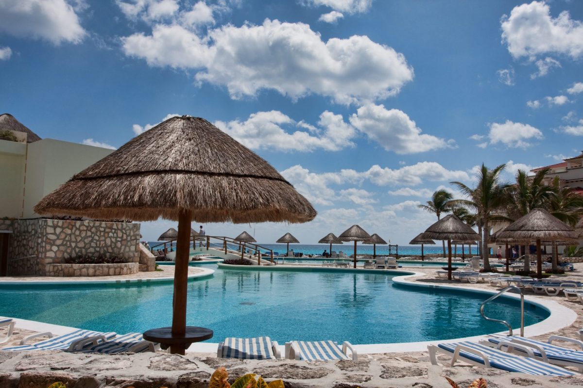 Turquoise water Cancun beach resort