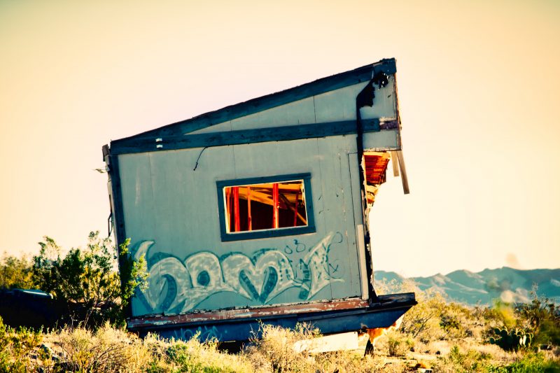 Junky abandoned house in Dolan Springs